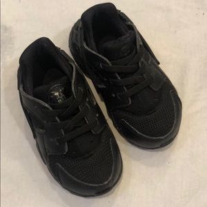 Black Nike huaraches